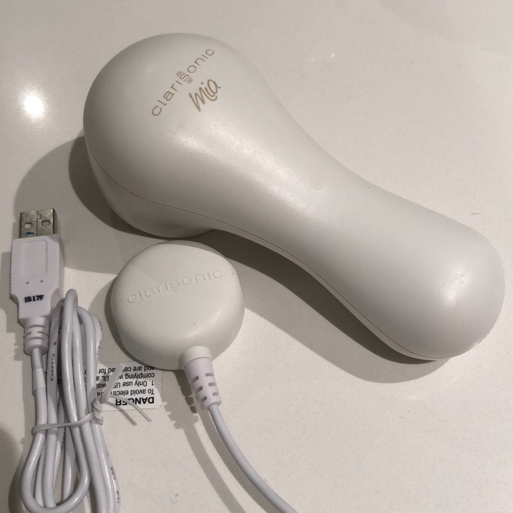 White Clarisonic Mia 1 w/ charger